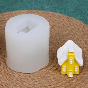Dettaglio stampo in silicone casa di neve di Natale con decorazione casa gialla su iuta