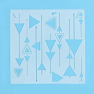 Vue détaillée du pochoir géométrique carré avec des motifs de triangles évidés.