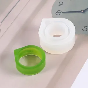 Détail rapproché d'un moule en silicone pour bague avec une pièce finie en résine verte