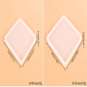 Comparaison détaillée des tailles de moules carrés en silicone pour sous-verres en résine.
