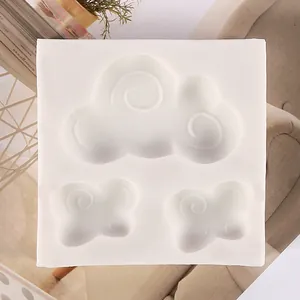 Dettaglio di stampo in silicone bianco quadrato con tre motivi a nuvola per il fai-da-te