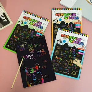 Set di note da grattare arcobaleno per bambini con stilo in legno su sfondo rosa