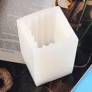 Detailansicht einer weißen quadratischen Silikonform für die DIY-Kerzenherstellung.