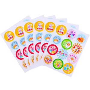 Kleurrijke vellen met cartoon beer beloningsstickers voor motivatie op de kleuterschool