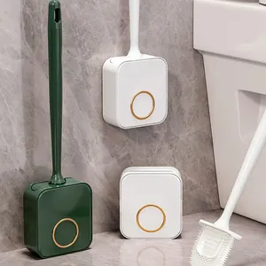 Escobillas de baño de silicona de pared en verde y blanco con detalles de aro dorado.