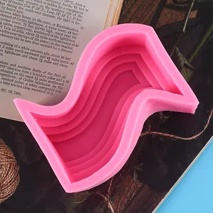 Detailansicht der pinkfarbenen S-förmigen Silikonform mit gestuftem Design für DIY-Handwerk