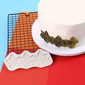 Detail van vintage bloemen siliconen vorm en chocolade cake rand decoratie DIY
