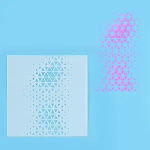 Détail d'un pochoir triangle géométrique montrant le motif évidé et l'effet rose pulvérisé.