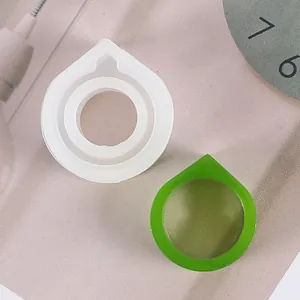 Vue détaillée d'un moule en silicone en forme de larme avec une bague verte finie