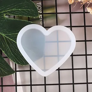 Dettaglio di uno stampo in silicone a forma di cuore per sottobicchieri in resina DIY