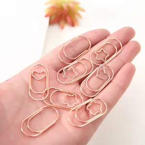Kreative Metall-Büroklammern in Roségold mit Herz- und Sternmotiven in der Hand