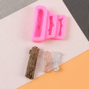 Nahaufnahme einer rosa Silikonform Ast mit fertig modellierten Zweigen aus Harz für DIY