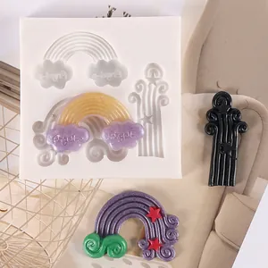Dettaglio stampo in silicone con arcobaleno e nuvole e manufatti finiti e colorati.