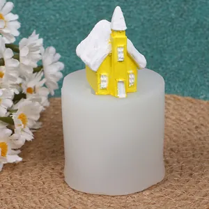 Vista dettagliata di uno stampo in silicone con una decorazione a forma di casa di neve.
