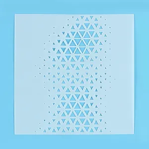 Détail du motif triangulaire géométrique creux sur le pochoir de décoration de gâteau