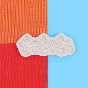 Detailoverzicht van vintage bloemen siliconen mal voor fondant taartranddecoratie.