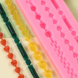 Nahaufnahme einer Silikonform mit Herz- und Seilrelief für DIY-Kuchendekorationen