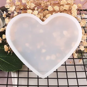 Vista ravvicinata dello stampo in silicone a cuore per sottobicchieri in resina fai da te