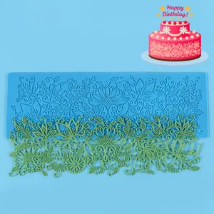 Detailansicht der Silikonform für Spitzenbordüren und fertiger grüner Zuckerdekoration.
