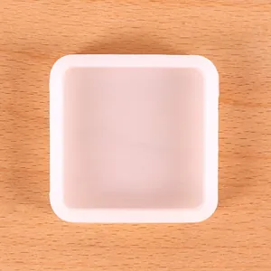 Vue détaillée d'un moule carré en silicone semi-transparent pour résine DIY
