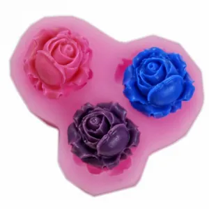 Vue détaillée d'un moule en silicone en forme de cœur avec trois cavités de rose 3D