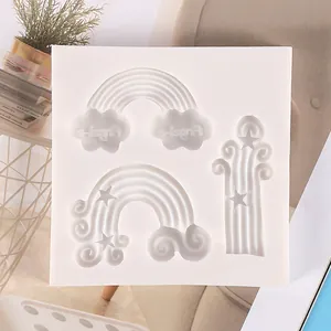 Dettaglio dello stampo in silicone bianco con arcobaleno e nuvole per decorazioni fai-da-te.