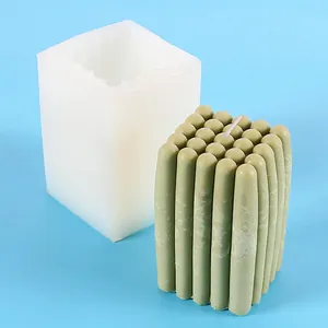 Detailansicht einer quadratischen Silikonform und einer fertiggestellten grünen Kerze