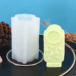 Vue détaillée du moule en silicone attrape-rêves et de l'ornement en plâtre vert clair
