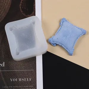 Dettaglio dello stampo in silicone a forma di cuscino con risultato in pasta di zucchero