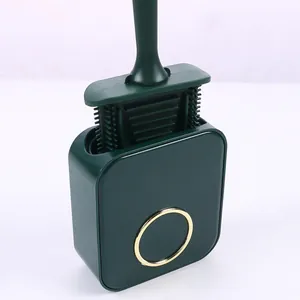 Primer plano de escobilla de baño de silicona verde oscuro con soporte de pared