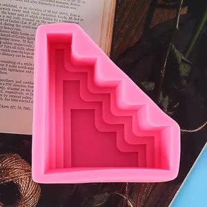 Nahaufnahme einer rosa S-förmigen geometrischen Silikonform für Duftkerzen und Seife