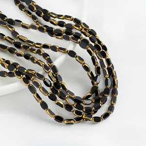 Nahaufnahme von facettierten schwarzen Glasperlen mit elegantem Goldrand-Finish