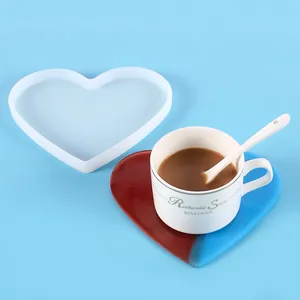 Stampo in silicone a cuore per sottobicchieri fai da te con cuore in resina rosso e blu.