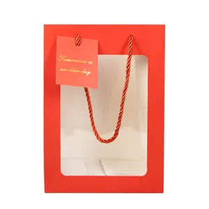 Sacchetto regalo in carta rossa con finestra e cartellino per vendita o compleanni
