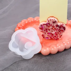 Detaillierte Ansicht der DIY Blumen-Silikonform und des fertigen Harz-Kartenhalters