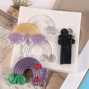 Primo piano di uno stampo in silicone arcobaleno con trame dettagliate e decori in resina.