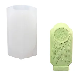 Vue détaillée du moule en silicone et de la plaque attrape-rêves finie en plâtre