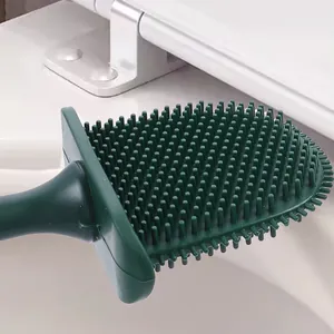 Detalle de escobilla de silicona verde con cerdas suaves y flexibles para limpieza
