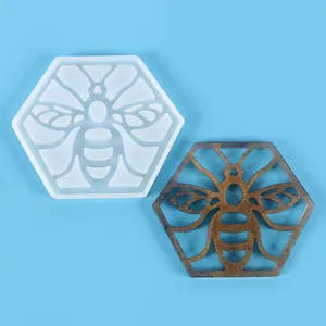 Sechseckige Silikonform Bienenwabe mit fertigem Untersetzer aus Harz als Beispiel