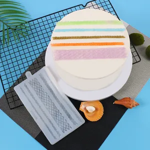 Detailweergave van de siliconen mal en kleurrijke fondantpatronen op taart