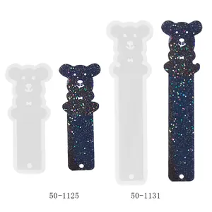 Vue détaillée des moules en silicone pour marque-pages ours en deux tailles.