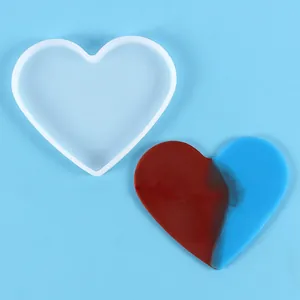 Stampo in silicone a cuore per resina con esempio di sottobicchiere finito