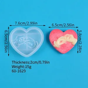 Nahaufnahme einer Herz-Silikonform mit Händchenhalten-Design und Maßen.