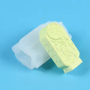 Vue détaillée du moule en silicone attrape-rêves et de la tablette en plâtre finie.