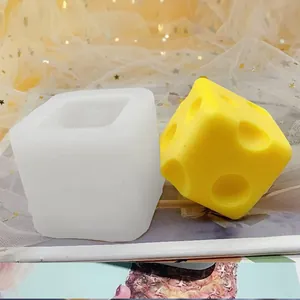 Detailansicht der Silikon-Würfelform und der gelben DIY-Kerze im Käse-Design.