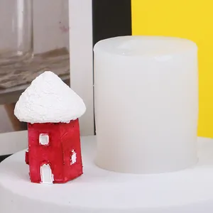 Primo piano dello stampo in silicone a forma di casa con decoro di baita rossa