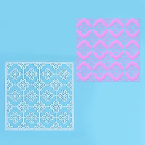 Détail rapproché du motif floral géométrique sur un pochoir à gâteau professionnel