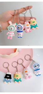 Gedetailleerde weergave van schattige beer en konijn astronaut sleutelhangers set