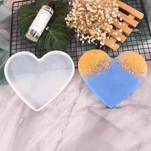 Vista dettagliata dello stampo in silicone a cuore e del sottobicchiere in resina