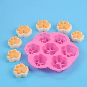 Detalle del molde de silicona rosa con forma de pata de gato y pudines de pata listos